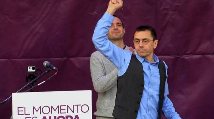 El ideólogo de Podemos en un gesto "muy poco militar".