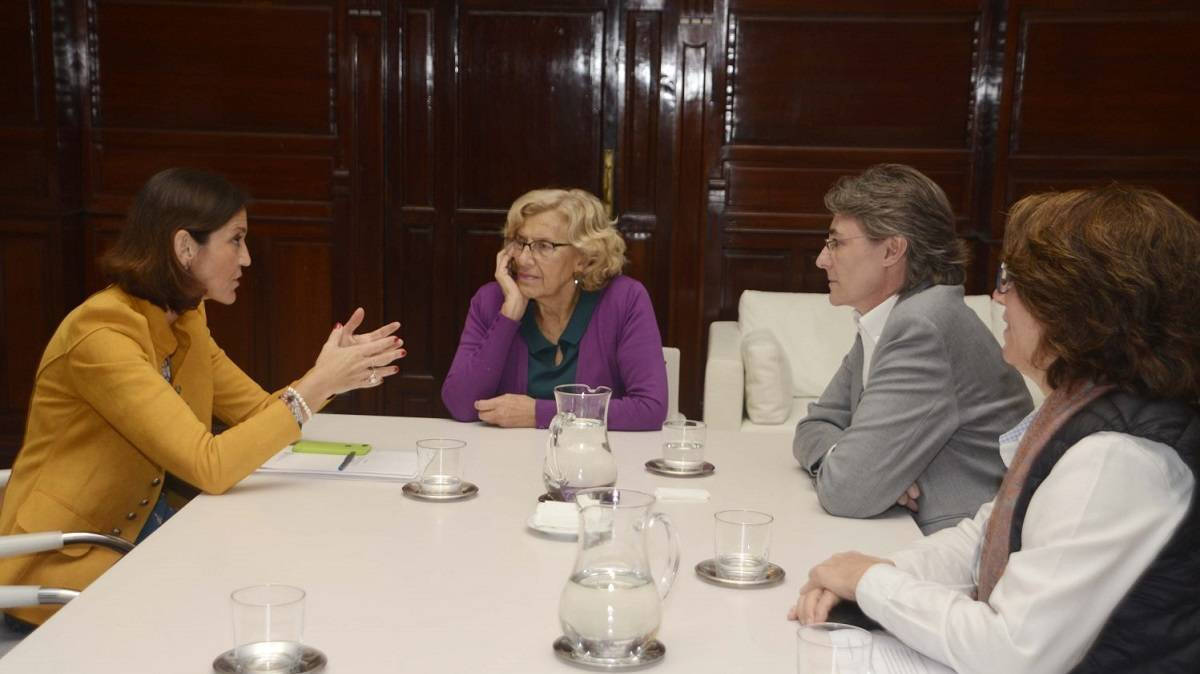 Manuela Carmena, junto a la ministra de Energía y Turismo, Reyes Maroto, a su izquierda.