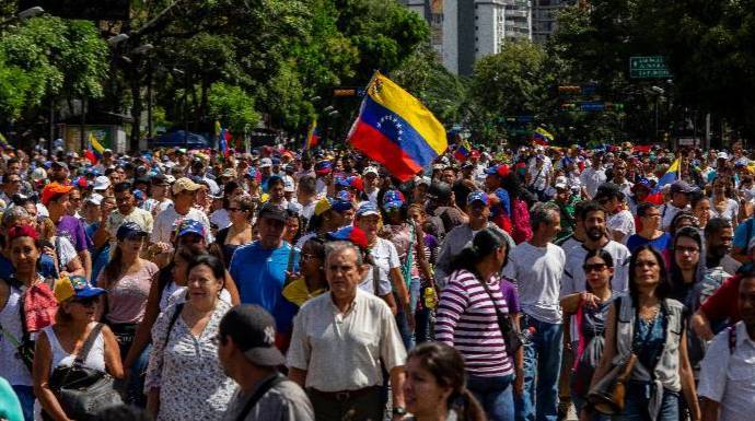 Miles de venezolanos, en la calle celebrando la proclamación de Guaidó.