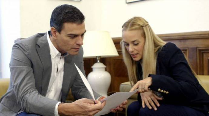 Pedro Sánchez, en 2015, junto a la esposa del opositor Leopoldo López.