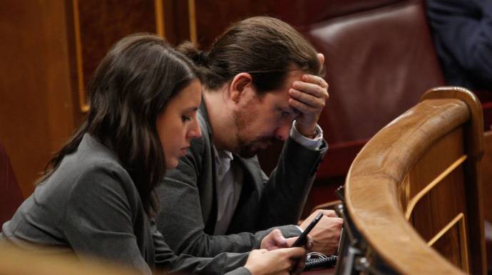 Pablo Iglesias e Irene Montero, impotentes ante el desmoronamiento de Podemos.