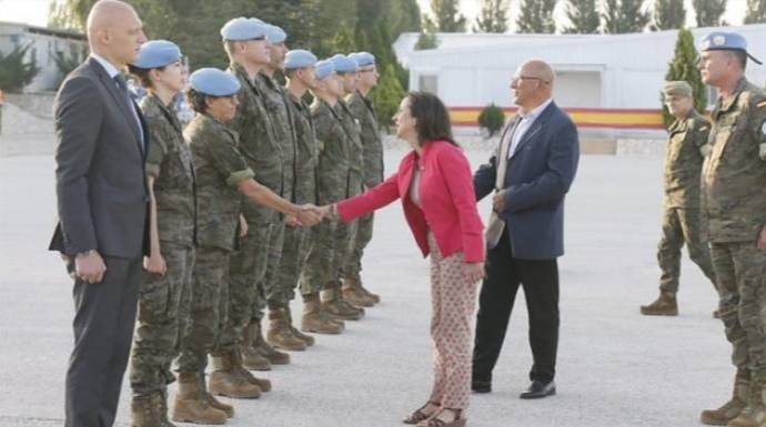 La ministra de Defensa, en un acto militar saludando a una soldado.