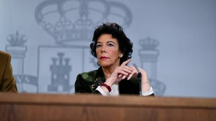 La portavoz del Gobierno, Isabel Celaá, este viernes en la rueda de prensa del Consejo de Ministros.