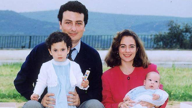 Alberto Jiménez y Ascensión García, con dos de sus tres hijos