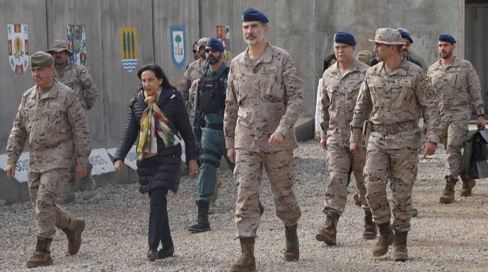 Margarita Robles junto al Rey, este miércoles en Irak.