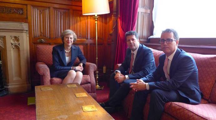 Theresa May y Fabián Picardo, en una reunión sobre Gibraltar.