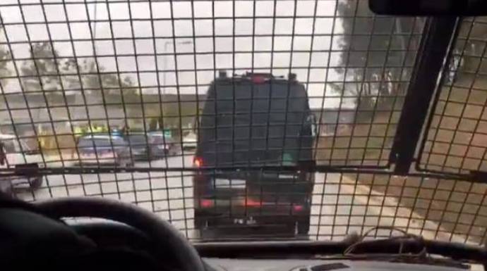 Fotograma del polémico vídeo grabado por un guardia civil en el traslado de los presos.