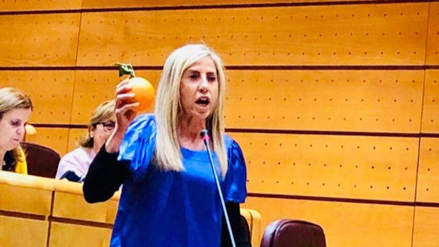 La senadora del PP Marta Torrado con la naranja que le ha regalado al ministro