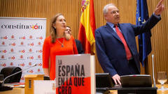 Guerra avergüenza a Sánchez y carga contra la panda de acomplejados del PSOE