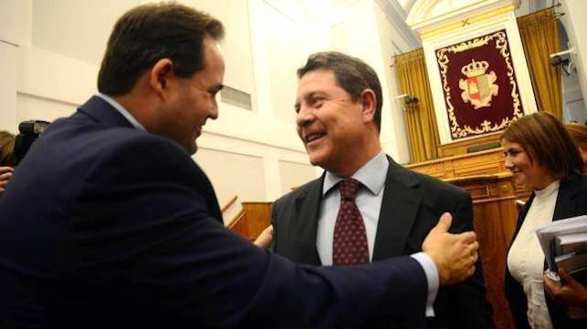 Núnez y García Page, saludándose en el parlamento de Castilla-La Mancha