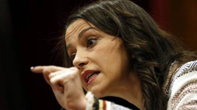 Inés Arrimadas, en un gesto contundente en el Parlament.