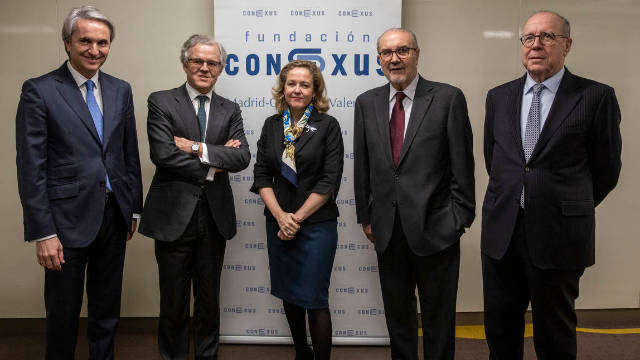 La ministra con Manuel Broseta, Pedro Solbes y miembros de la Fundación Conexus