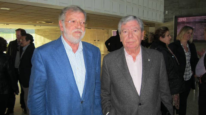 Corcuera (derecha) junto al expresidente de Extremadura Ibarra