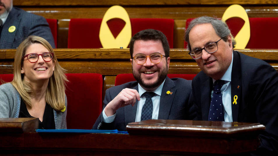Torra, acompañado de Aragonès y Artadi, en el Parlamento de Cataluña