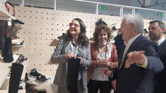 Mónica Oltra en la Feria Internacional del Calzado de Milán 