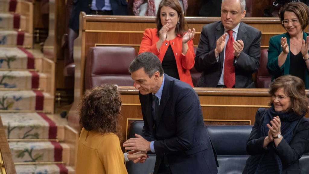 Sánchez saluda a su ministra de Hacienda al término del pleno.