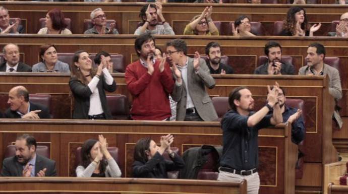 La bancada de Podemos. A la mitad de sus miembros les queda un "telediario".