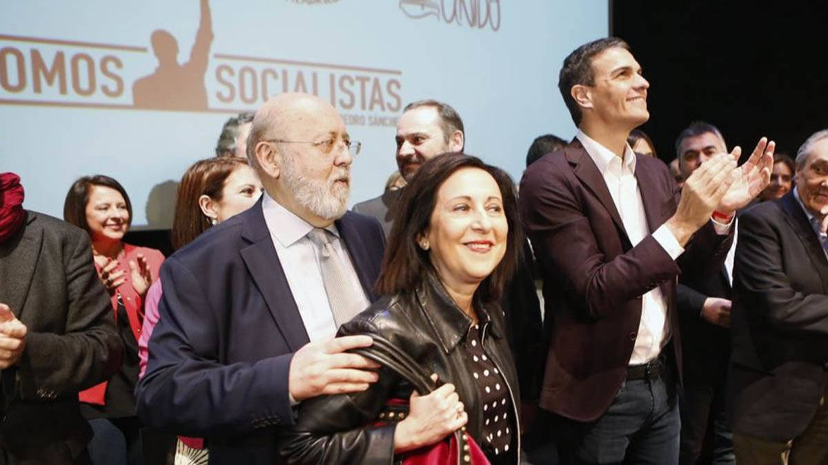 Tezanos, con Pedro Sanchez y los actuales ministros Robles y Ábalos, en un acto político del PSOE