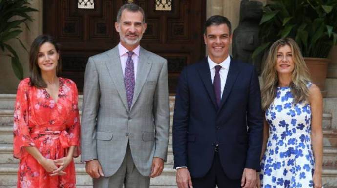 Los Reyes y el matrimonio Sánchez-Gómez, en una recepción en Palma.