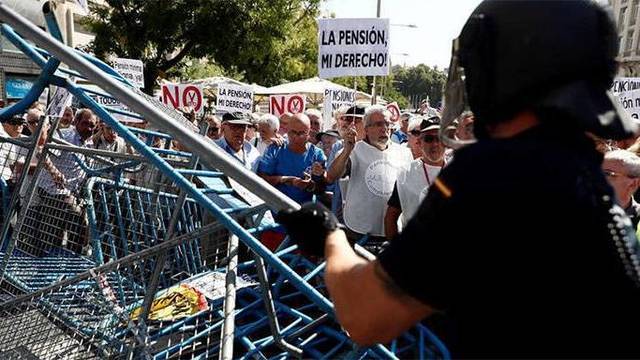 Una de las manifestaciones de pensionistas que patrocinó Podemos a las puertas del Congreso.