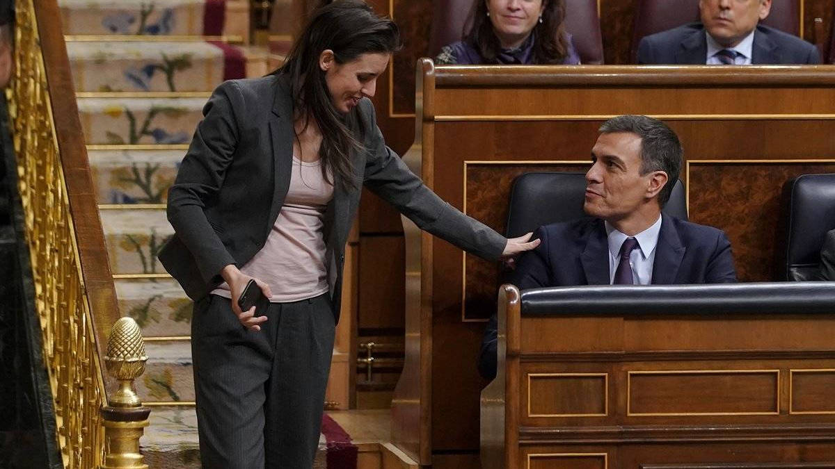 Montero, saludando a Sánchez en el Congreso de los Diputados