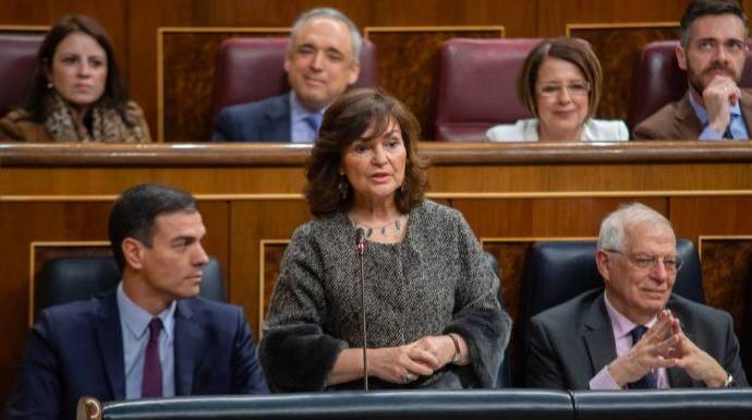 Pedro Sánchez en su escaño en el Congreso. Detrás de él, la número dos del PSOE, Adriana Lastra.