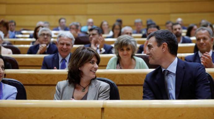 La ministra Delgado sonríe en el Senado junto a Pedro de Sánchez.