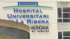 Un baño para 26 pacientes en la Unidad de Pre-ingresos del Hospita de La Ribera