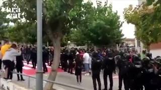 El vídeo más brutal del 1-O contra la Guardia Civil ve la luz y contradice a las defensas en el TS