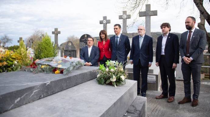 ¿Presidente o candidato? Sánchez, este miércoles frente a la tumba de Clara Campoamor.