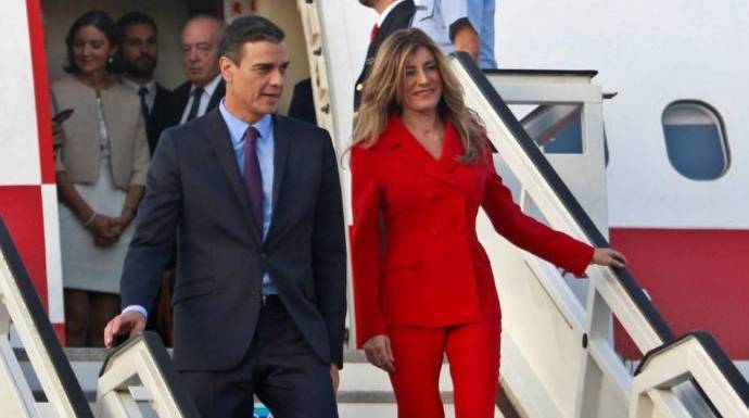 Begoña Gómez, desciende la escalerilla del avión oficial, en un viaje al exterior de Pedro Sánchez.