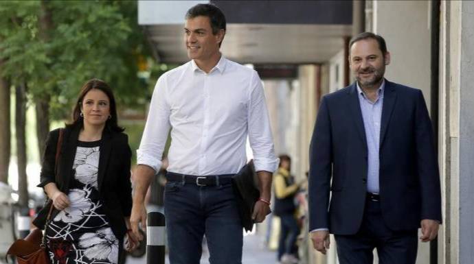 Lastra, Sánchez y Ábalos, llegando a Ferraz tras su victoria en las primarias del PSOE.
