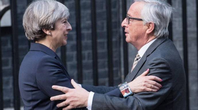 May y Juncker, Londres y Bruselas de nuevo empantanados con el brexit.