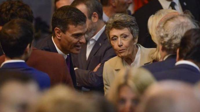 Rosa María Mateo, junto a Pedro Sánchez en el acto de los primeros 100 días de gobierno del PSOE.