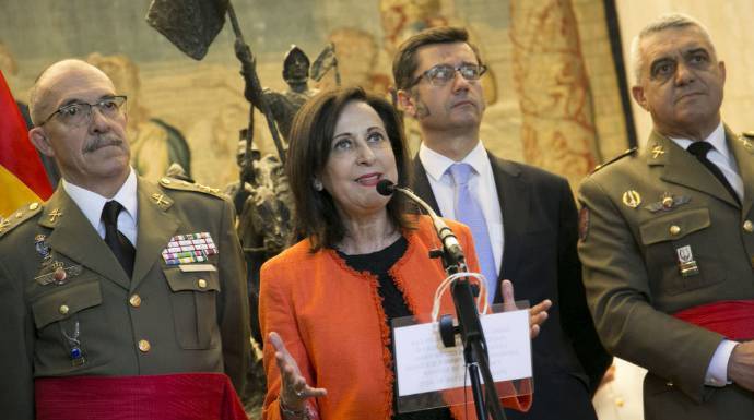 La ministra de Defensa, Margarita Robles, junto al JEMAD y otros militares.