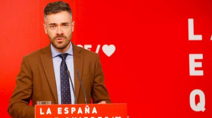 El portavoz del Comité Electoral del PSOE presentando su "maquina caza bulos"