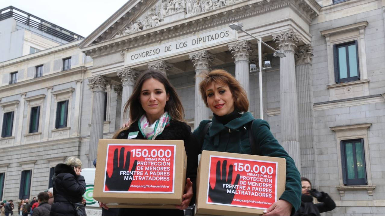 Juana Rivas, en enero de 2017, junto a Vanessa Skewees, otra denunciante de malos tratos desmontados por un tribunal