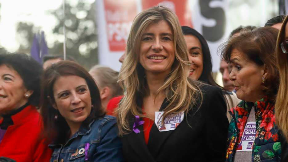 Begoña Gómez, esposa del presidente Sanchez, flanqueada por Celáa, Lastra y Calvo