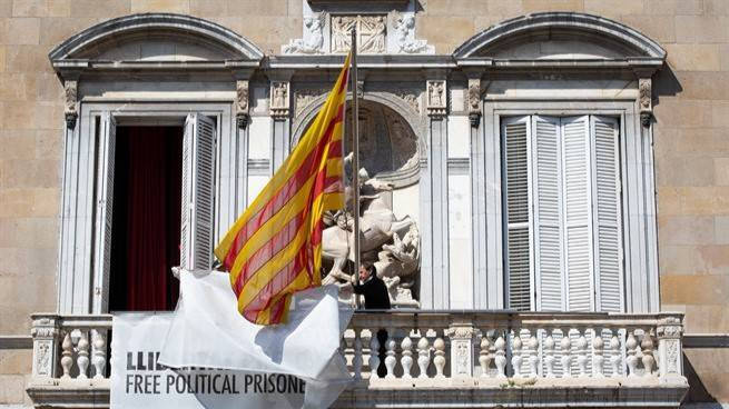 Momento de la retirada de los lazos y las pancartas del Palau de la Generalitat