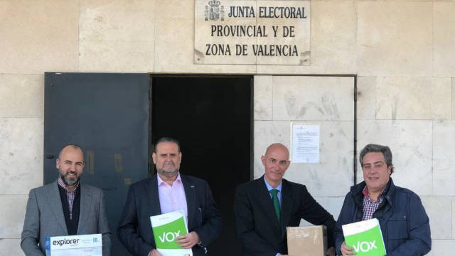 El líder de Vox-Valencia, a la derecha de la foto y otros representantes de la formación.
