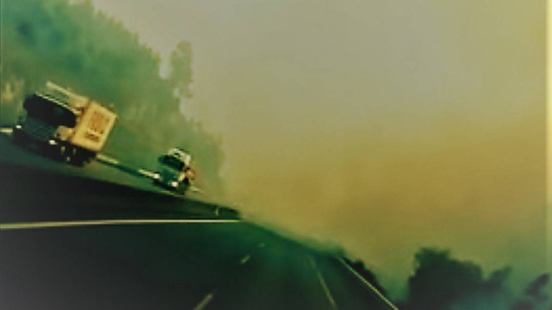 Imagen tomada desde un coche justo antes de entrar de lleno en el incendio