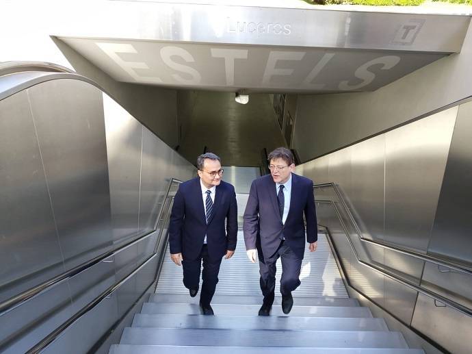 Paco Sanguino junto a Ximo Puig suben las escaleras de la estación del TRAM de Luceros.