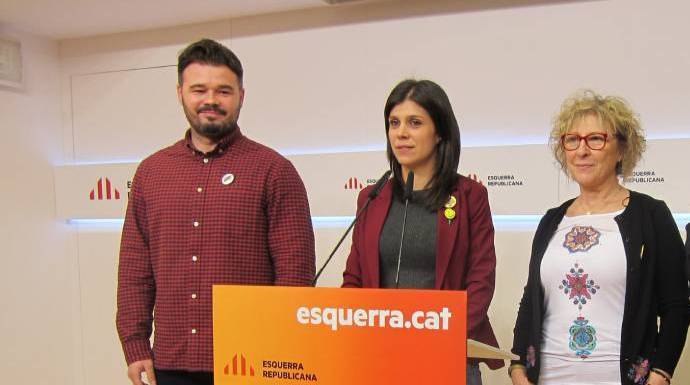 Rufián y a su derecha, la portavoz de Esquerra, Marta Vilalta.