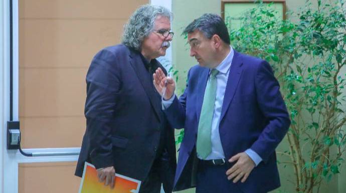 Tardá (ERC) y Esteban (PNV), conversando en los pasillos del Congreso.