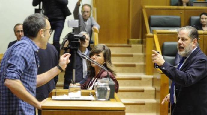 El parlamentario de Bildu, Julen Arzuaga, desatado en la tribuna del Parlamento Vasco.