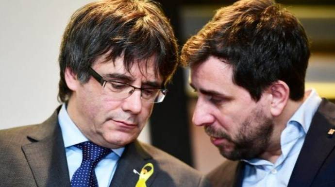 Puigdemont y Toni Comín, compartiendo confidencias.
