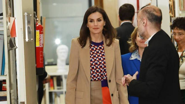 La Reina Letizia se cuela en la serie de moda dando envidia a los fetichistas