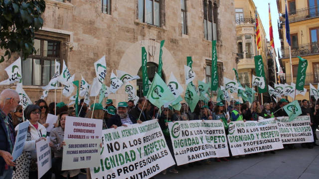 Concentración del sindicato CSIF en el Palau de la Generalitat Valenciana