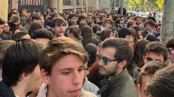 Cientos de universitarios en plena calle para la conferencia del número tres de Vox.