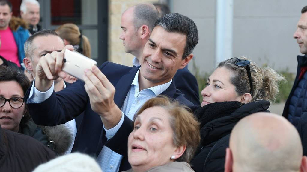 Pedro Sánchez haciéndose un selfie.